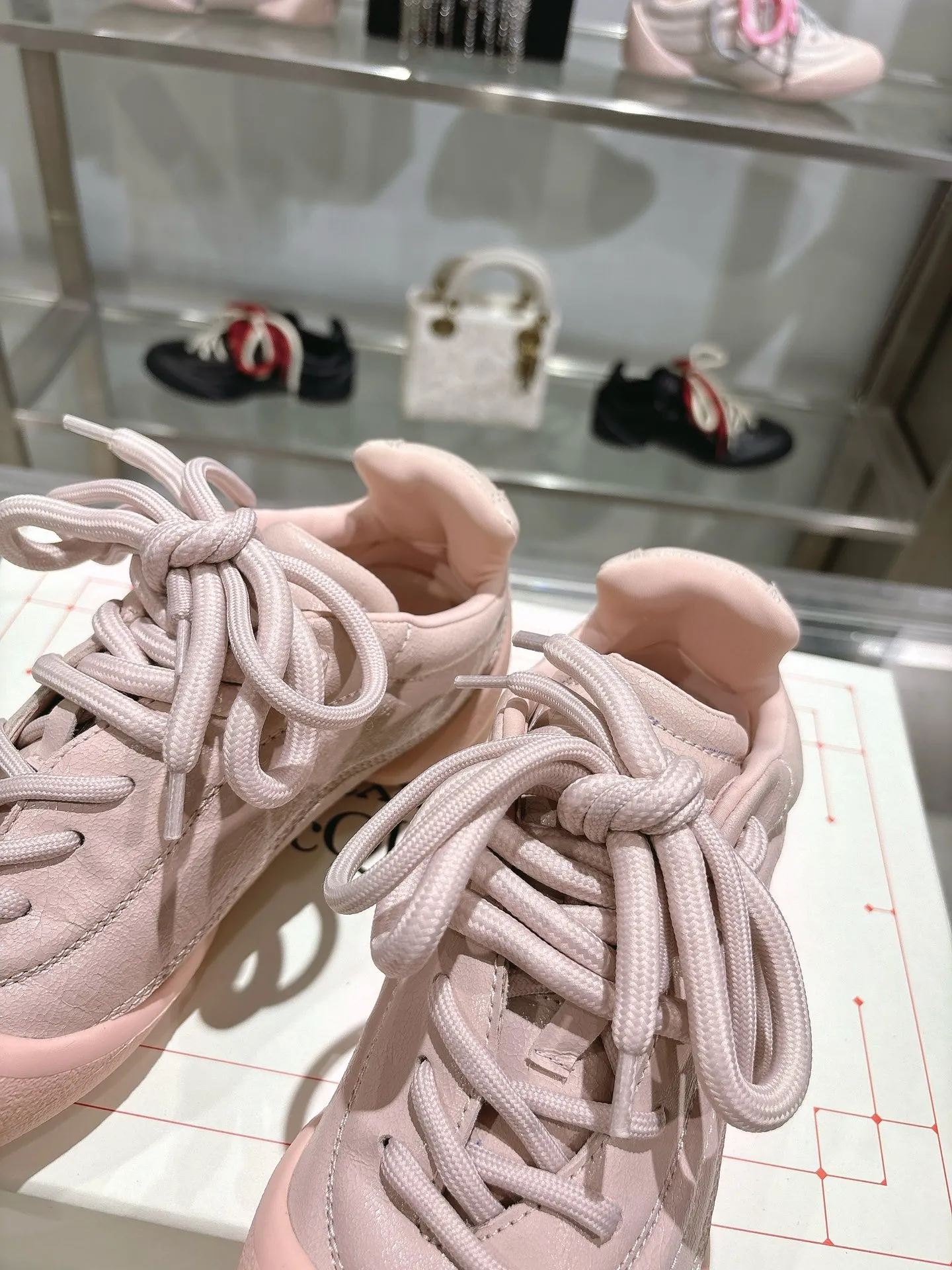 p580💰Couple model 𝐀𝐥𝐞𝐱𝐚𝐧𝐝𝐞𝐫 𝐌𝐜𝐐𝐮𝐞𝐞𝐧#/Alexander McQueen’s latest Flexion series, retro, casual, sneakers, original purchase, development, production, this Flexion Off Low-top sneakers in white grained leather with varying sized laces and an anatomically inspired lightweight segmented sole. The reverse skull pattern is embossed on the heel. Fabric: Original customized imported first-layer cowhide. Lining: Customized imported breathable mesh lining. Sole: Original open-molded non-slip TPU material. Bottom thickness: 2CM. Size: #Female size 35-40 (40 customized, non-refundable) #Men’s code 39-45 (45 customized, non-refundable)